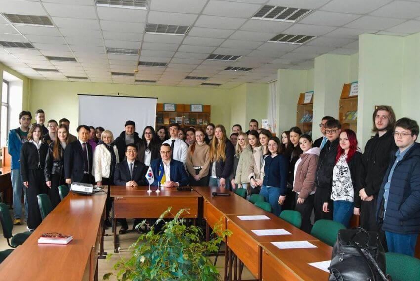 Загальне групове фото Посла Республіки Корея Пака Кічанга, керівництва Державного податкового університету та студентів у читальному залі бібліотеки