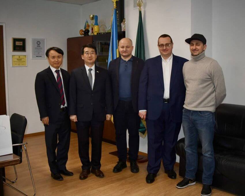 Офіційне фото корейської делегації разом із в.о. ректора ДПУ Дмитром Серебрянським та представниками університету на фоні прапорів України та Кореї