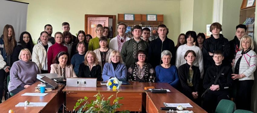 Спільне групове фото студентів, викладачів та співробітників Державного податкового університету після завершення заходу «Римова війна»