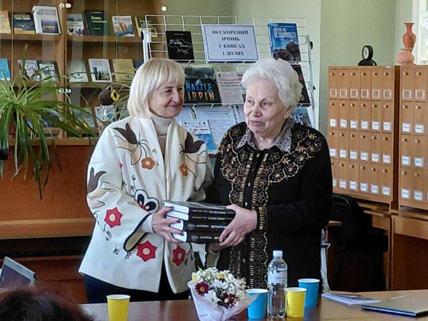 Авторка Ольга Воробйова передає примірники своїх книг директору Наукової бібліотеки ДПУ Світлані Цимбалюк під час творчої зустрічі
