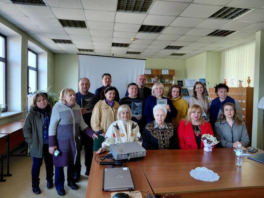 Спільне фото учасників презентації книг Ольги Воробйової «Голоси пам'яті» та «Нескорений Ірпінь» в Науковій бібліотеці ДПУ після заходу