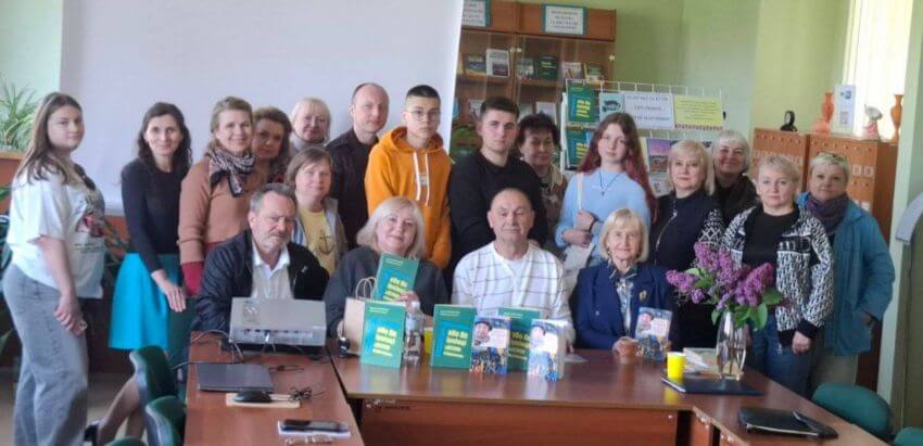 Групове фото учасників, студентів та співробітників бібліотеки із письменником Сергієм Мартинюком та бардом Олександром Редичем
