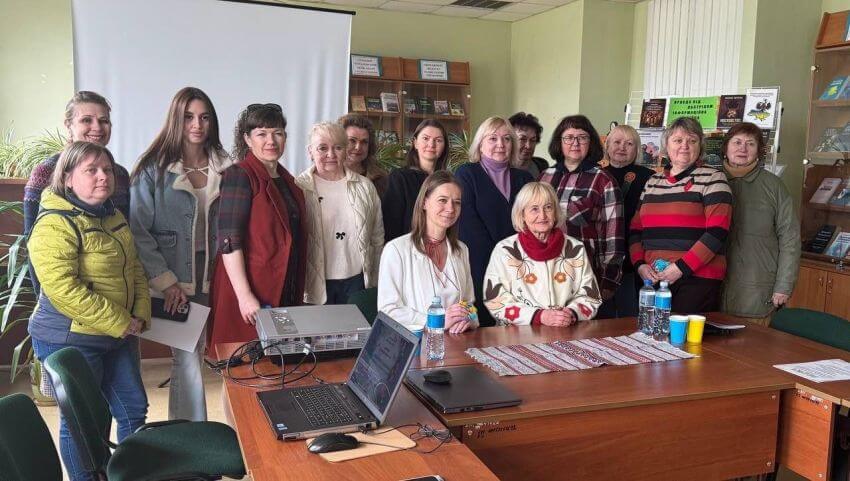 Колективне фото співробітників Наукової бібліотеки та гостей під час творчої виставки «Світ наших захоплень» у читальному залі