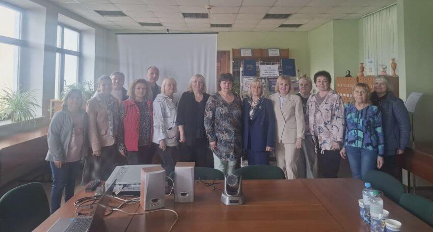 Колективне фото учасників та організаторів науково-методичного семінару в приміщенні Наукової бібліотеки ДПУ