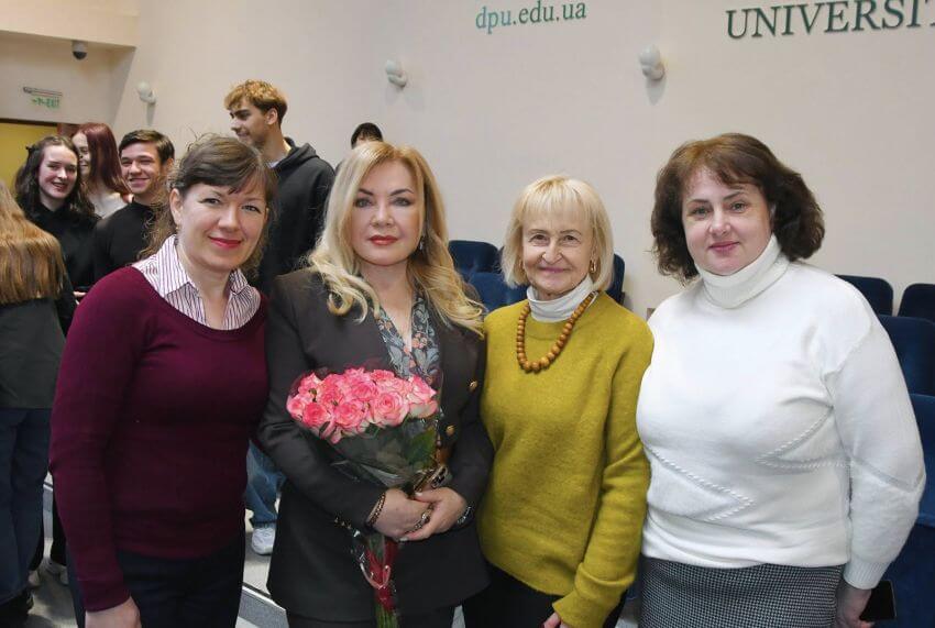 Директор Наукової бібліотеки ДПУ Світлана Цимбалюк (у жовтому джемпері) разом із народною артисткою України Оксаною Білозір та колегами після завершення мотиваційної зустрічі