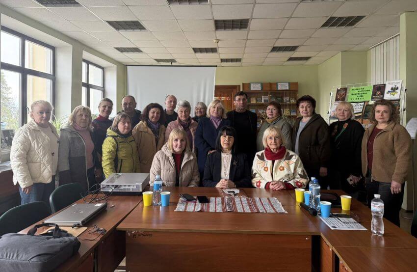 Учасники зустрічі з головною редакторкою журналу «Жінка» Тамарою Маркеловою у читальному залі Наукової бібліотеки Державного податкового університету. Спільне фото на згадку