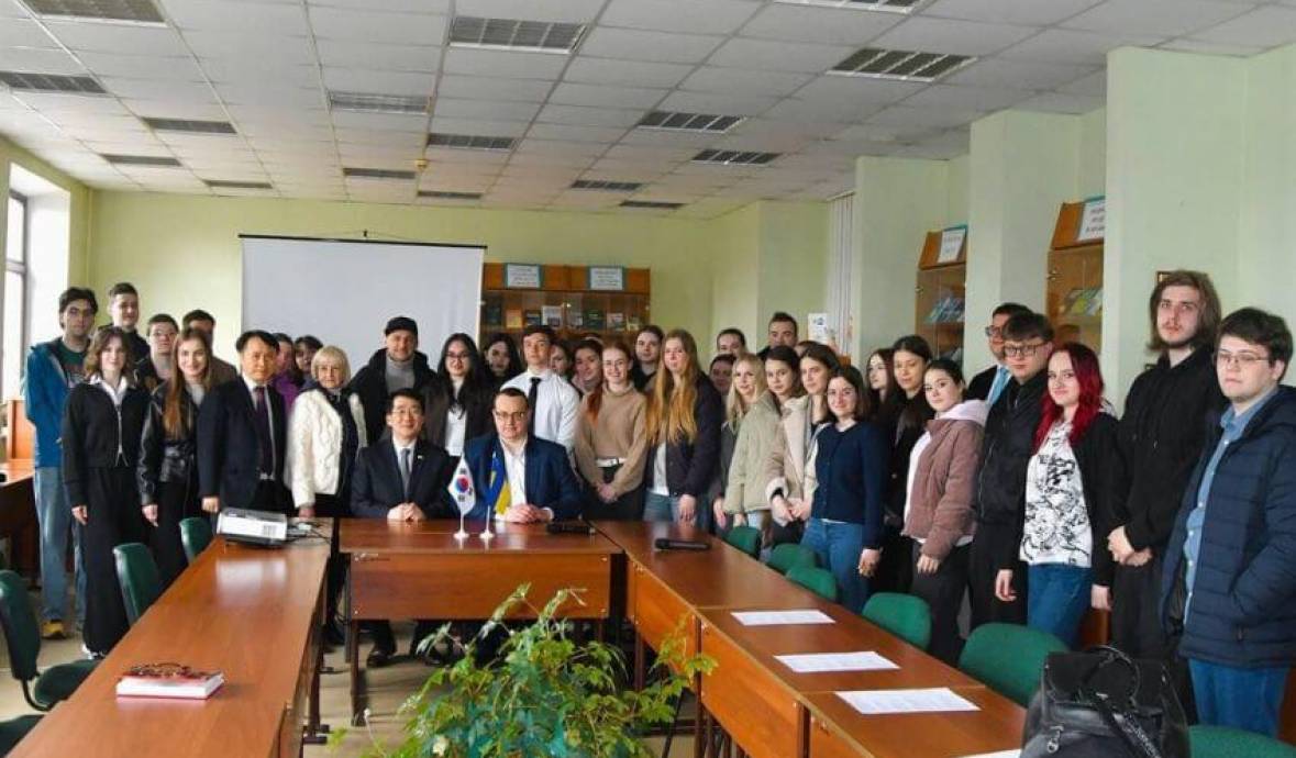 Надзвичайний і Повноважний Посол Республіки Корея в Україні Пак Кічанг  у Науковій бібліотеці Державного податкового університету